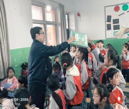 “心护花蕾·女童关爱”活动走进裴介中心校墙下学校3.jpg